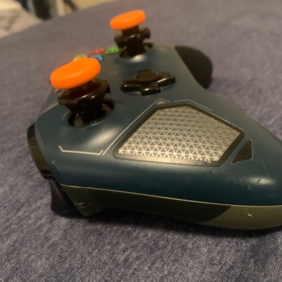 Xbox One Controller - Picture 2 of 3